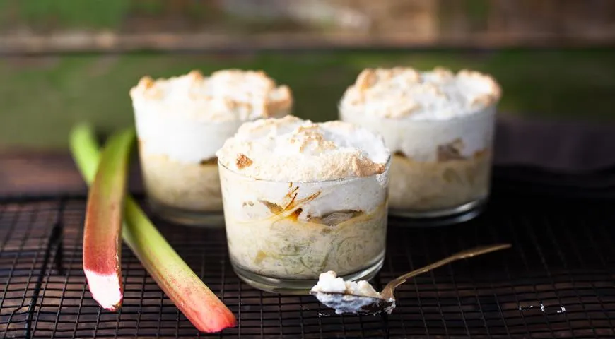 Соковитий десерт з ревеню з повітряними безе: вишуканий рецепт з фото 1