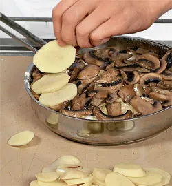 Ніжна картопляна запіканка з грибами та сиром: покроковий рецепт із фото 3