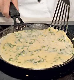 Ніжний сирний рулет з яєць: покроковий рецепт з фото 5