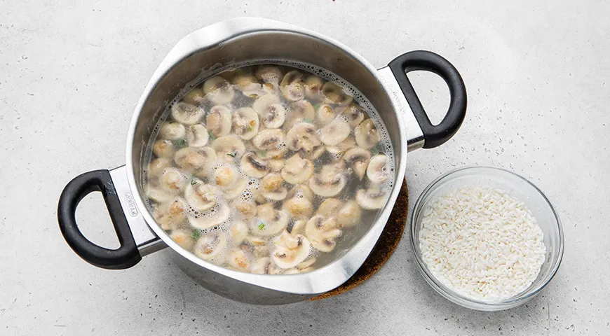 Запашний грибний суп з рисом та картоплею: покроковий рецепт з фото 5