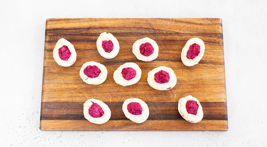 Яйця, фаршировані буряком та оселедцем: ніжний смак та яскравий вигляд! 8
