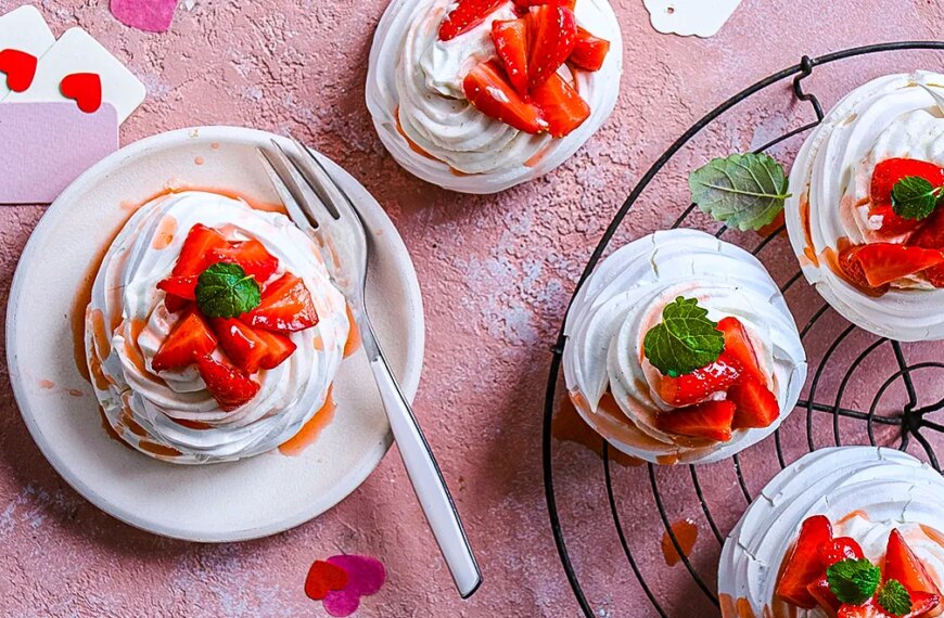 Ніжні міні-Павлови з вершковим сирним кремом: повітряний десерт з фото-інструкцією