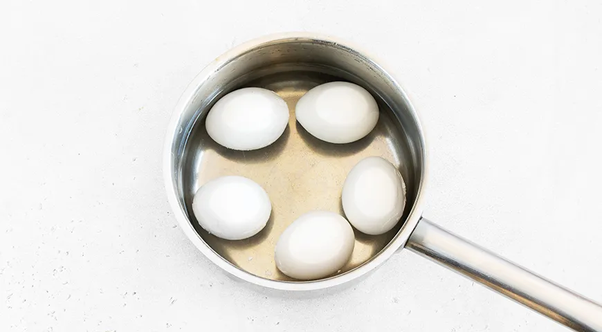 Яйця, фаршировані буряком та оселедцем: ніжний смак та яскравий вигляд! 3