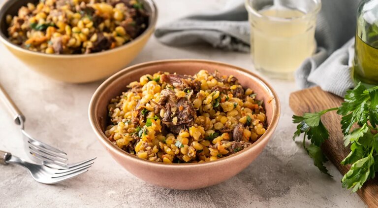 Ароматна горохова каша з тушкованим м'ясом: ситний рецепт для справжніх гурманів 11