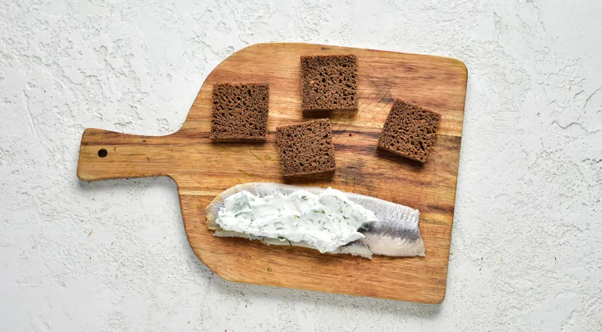 Рулетики зі свіжої оселедця з ароматною сметаною та кропом: чудовий рецепт закуски 6