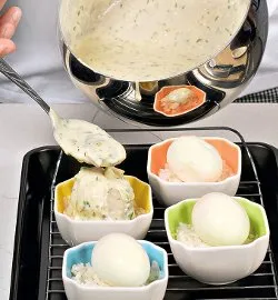 Яєчні смаколики в ніжному грибному соусі: ситна страва з фото за 428 ккал 6