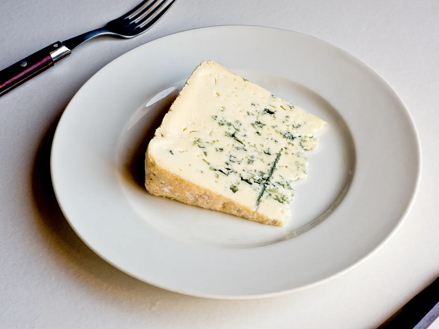 Чи можна їсти сир з пліснявою, якщо він став ще більш пліснявим: пояснює експерт 3