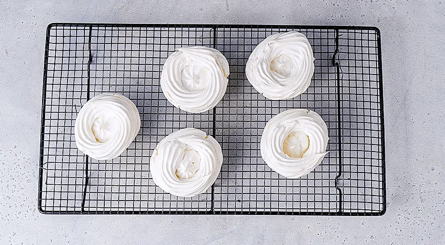 Ніжні міні-Павлови з вершковим сирним кремом: повітряний десерт з фото-інструкцією 4