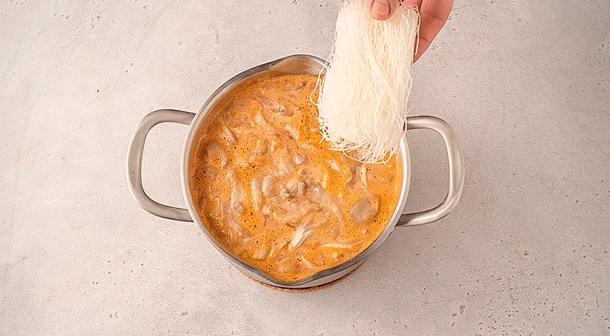 Ароматний карі-суп з рисовою вермішеллю та креветками: рецепт на 463 ккал 6