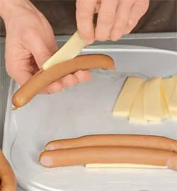 Соковиті сосиски, обгорнуті хрустким беконом із розплавленим сиром: покроковий рецепт із фото 2