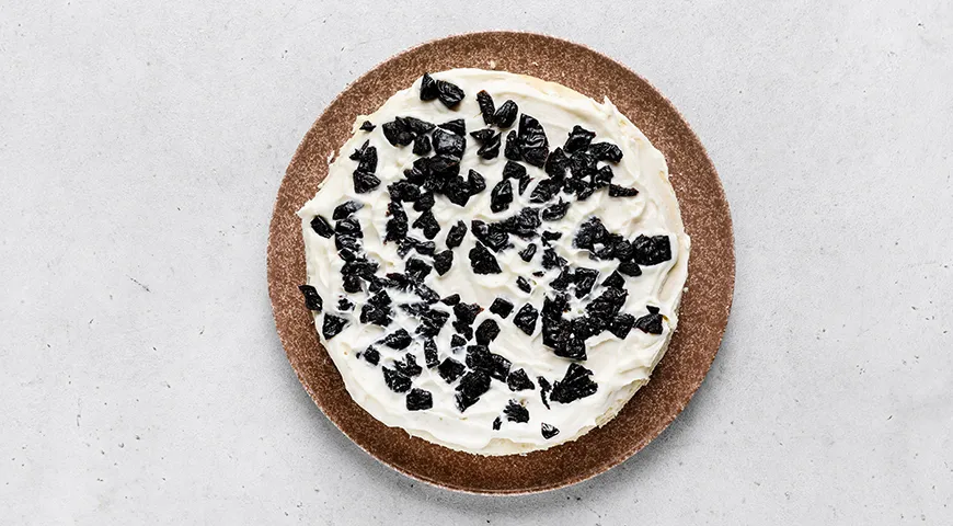 Ніжний сметанний торт з чорносливом: покроковий рецепт з фото 8