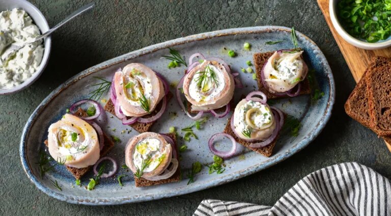 Рулетики зі свіжої оселедця з ароматною сметаною та кропом: чудовий рецепт закуски 43