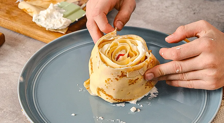 Ніжні млинцеві коржі "Троянда" з фото: легкий десерт на 170 ккал 7