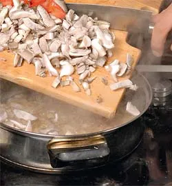 Смажена свинина з грибами: покроковий рецепт із фото 4