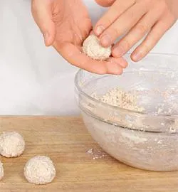 Сирні кульки в горіховій крихті з паличками: смачний рецепт для натхнення 6