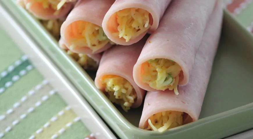 Рулетики з шинкою та сирно-часниковою начинкою: соковитий рецепт з фото 1