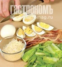 Ситний салат "Цезар" з хрустким беконом та яйцем: покроковий рецепт з фото 3
