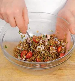 Ароматний салат з соковитої сочевиці та солодких томатів чері: покроковий рецепт з фото 7