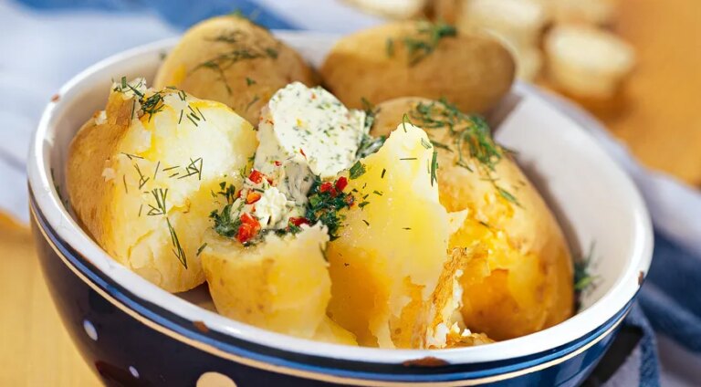 Молода картопелька з ароматним вершковим маслом: простий рецепт з фото 20