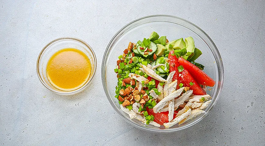 Соковитий салат з куркою, авокадо та грейпфрутом: фоторецепт смаколика на 389 ккал 5