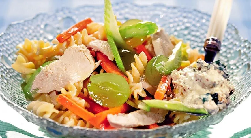 Салат з макаронами та куркою: ситна та смачна страва для вашого столу