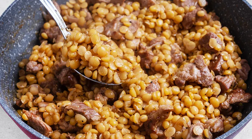 Поживна горохова каша з м'ясом: простий рецепт для ситного обіду 7