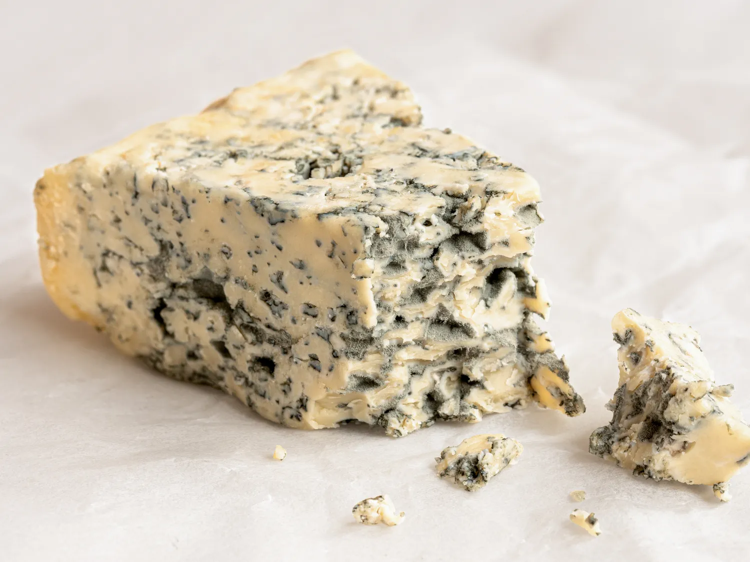 Чи можна їсти сир з пліснявою, якщо він став ще більш пліснявим: пояснює експерт 2