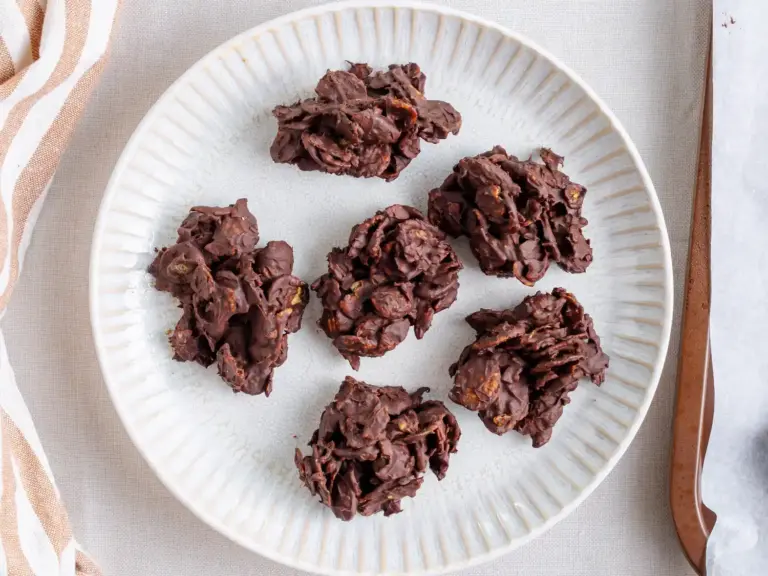 Лайфхак: Як приготувати святкові шоколадні цукерки без випікання 12