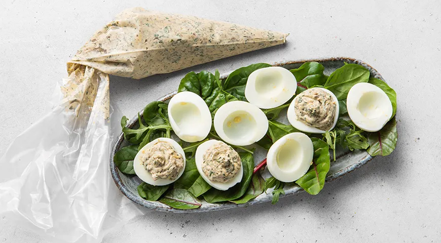 Яйця, фаршировані шпротами: апетитний рецепт з фото 6