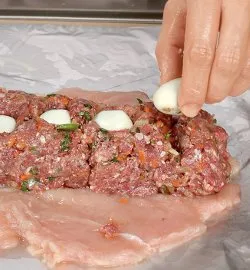 М'ясний рулет з перепелиними яйцями: покроковий рецепт із фото 6