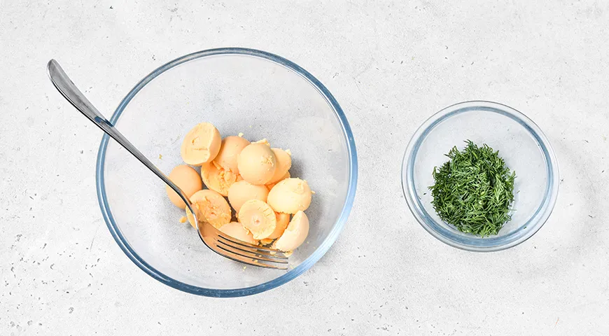 Яйця, фаршировані тунцем: легка закуска зі смаком моря 4