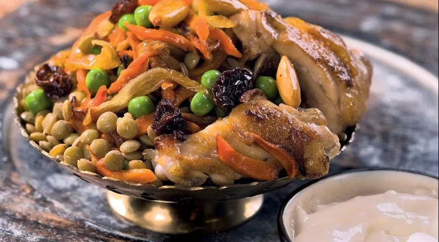 Ситно-ароматний плов із соковитою куркою та солодкою сочевицею: смачний рецепт без рису 1