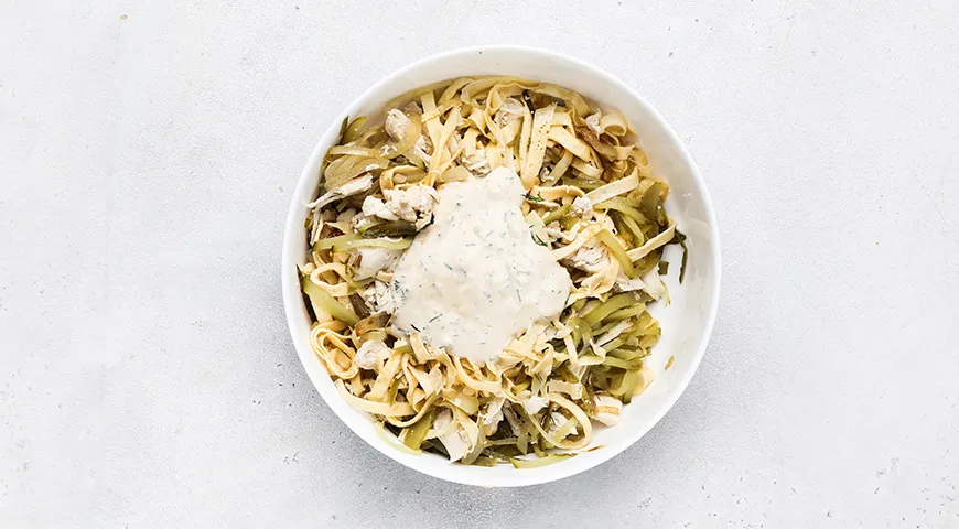 Салат «Загадка» з яєчними млинцями: ніжний смак та аромат, рецепт на 360 ккал 8