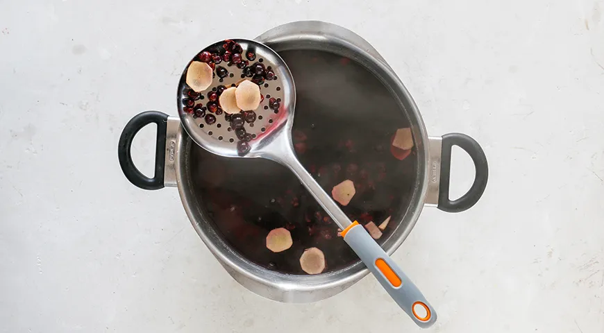 Ароматний компот із замороженої чорної смородини: покроковий рецепт з фото 7