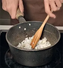 Ароматні сосиски в ніжному томатному соусі: покроковий рецепт із фото 2