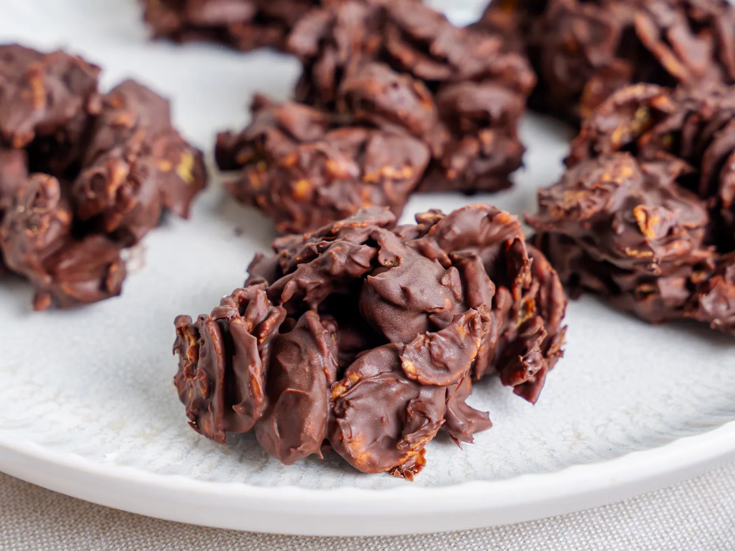 Лайфхак: Як приготувати святкові шоколадні цукерки без випікання 3