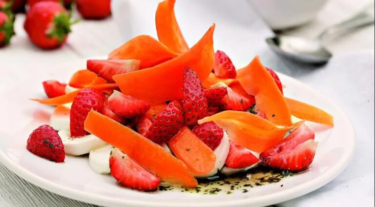 Салат з полуниці, моркви та моцарели: освіжаючий рецепт з фото 23