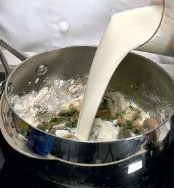 Яєчні смаколики в ніжному грибному соусі: ситна страва з фото за 428 ккал 4