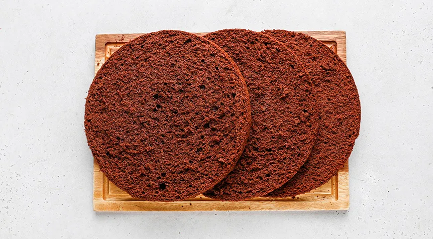 Ніжний шоколадний торт "Кіндер Пінґві" з кремовою начинкою: покроковий рецепт з фото 7