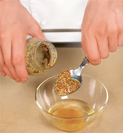 Салат з копченим лососем, полуницею та кропом: рецепт легкості та свіжості 2