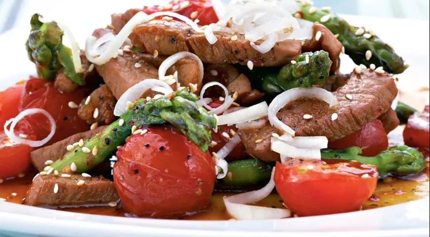 Свинина зі спаржею у пряному соусі: смачний і швидкий рецепт на вечерю 1