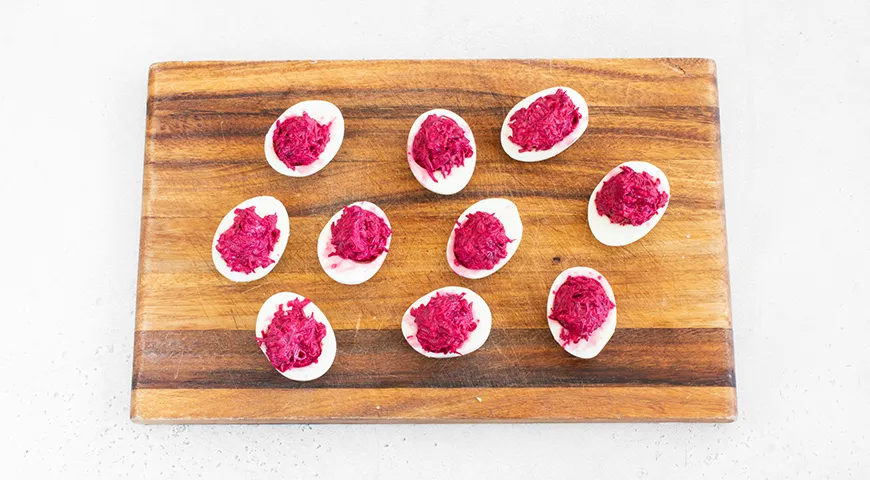 Яйця, фаршировані буряком та оселедцем: ніжний смак та яскравий вигляд! 7