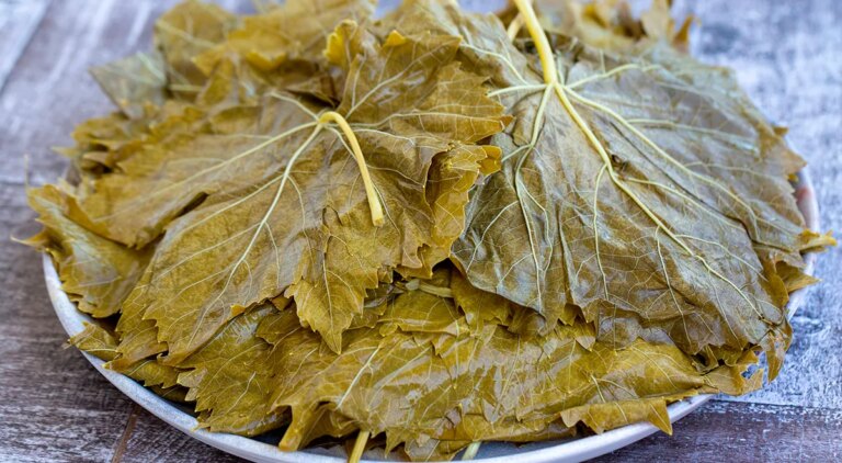 Соковиті виноградні листя в пряному розсолі: покроковий рецепт з фото 22