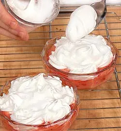 Соковитий десерт з ревеню з повітряними безе: вишуканий рецепт з фото 4