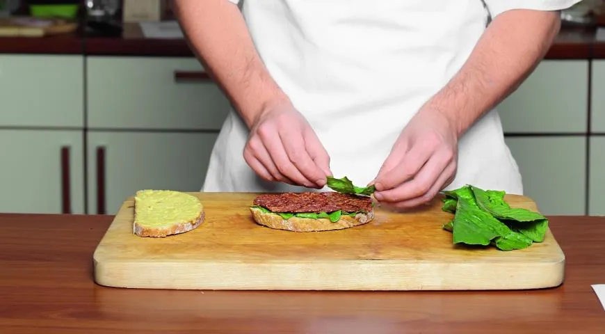 Апетитний закритий сендвіч з шинкою та салямі: покроковий рецепт із фото 4