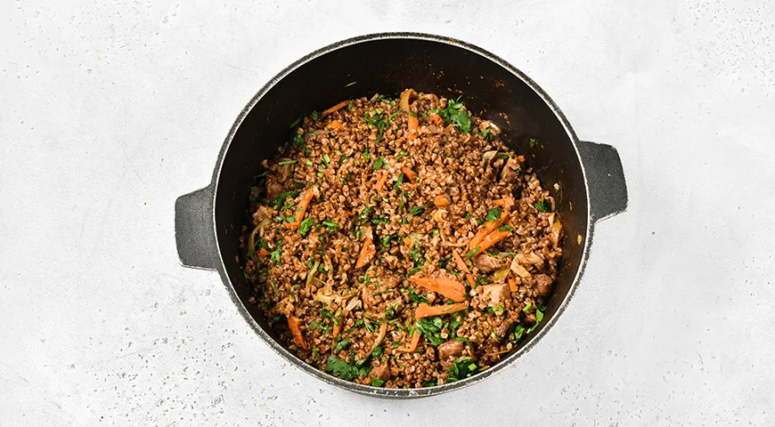 Смачна гречка по-купецьки в казані: ситна та ароматна страва 7