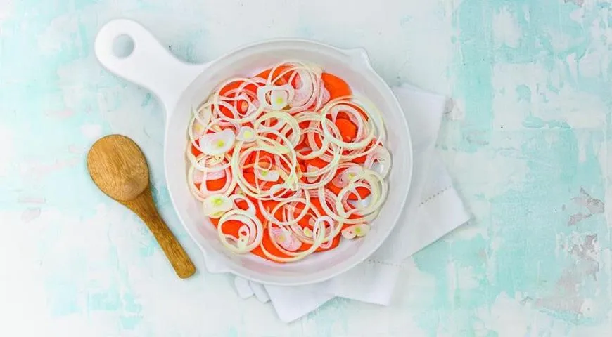 Риба, запечена з цибулею та морквою: покроковий рецепт з фото 5