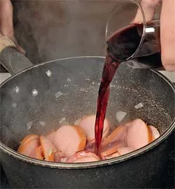 Ароматні сосиски в ніжному томатному соусі: покроковий рецепт із фото 3