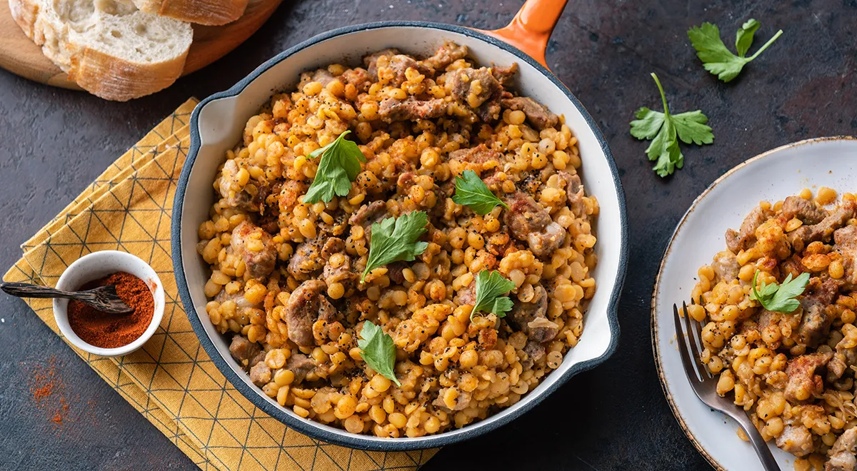 Поживна горохова каша з м'ясом: простий рецепт для ситного обіду 1