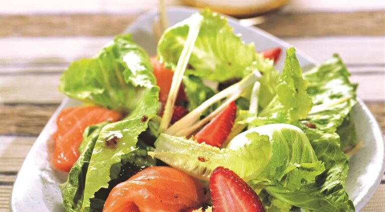 Ароматний салат з копченого лосося, полуниці та кропу: легка насолода з фото-рецептом 18